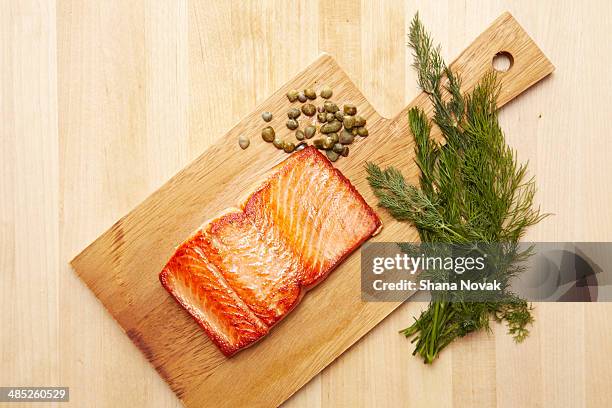 grilled salmon on butcher's block - gegrillter lachs stock-fotos und bilder