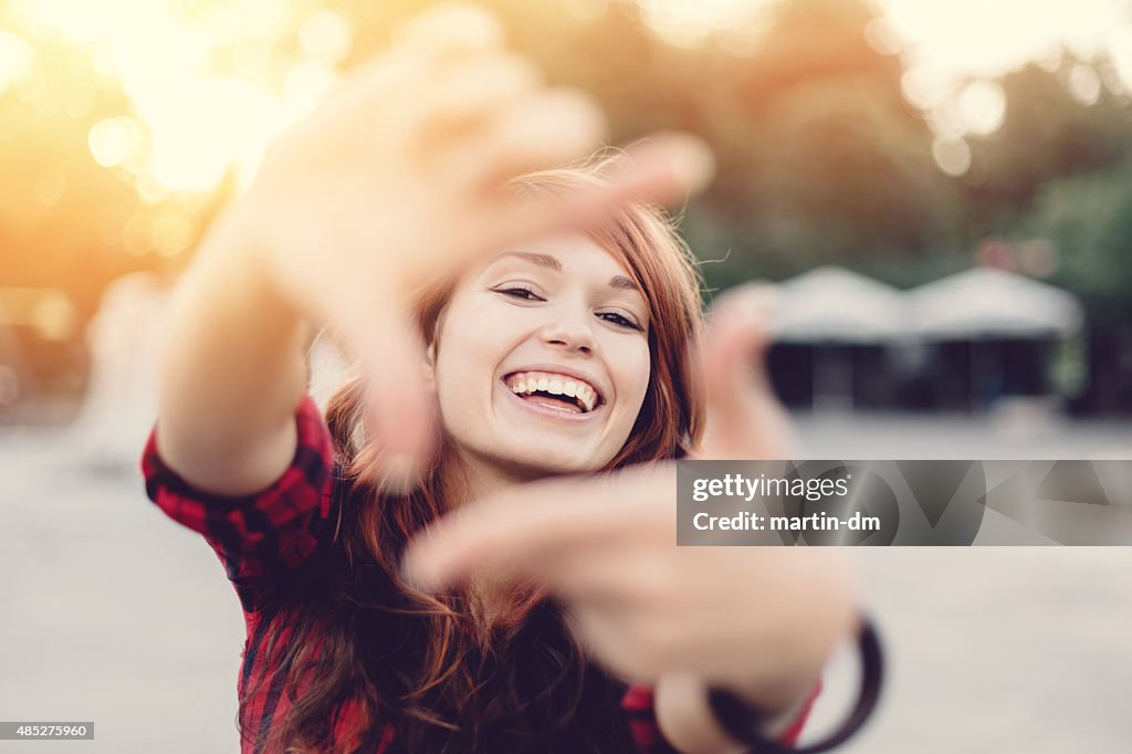 Junges Mädchen macht finger frame