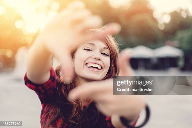 junges mädchen macht finger frame - scharf stock-fotos und bilder