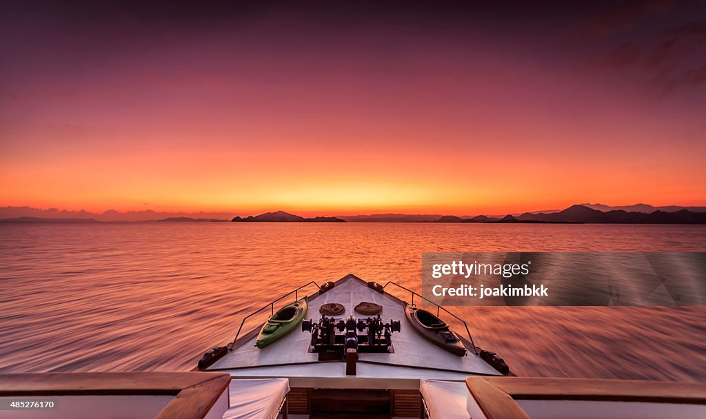 Dramatische Sonnenaufgang am Meer auf einer Luxusyacht zu befinden.