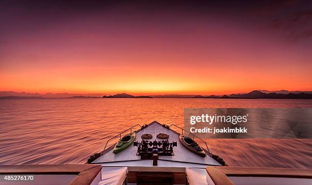 dramatische sonnenaufgang am meer auf einer luxusyacht zu befinden. - schiffsbug stock-fotos und bilder