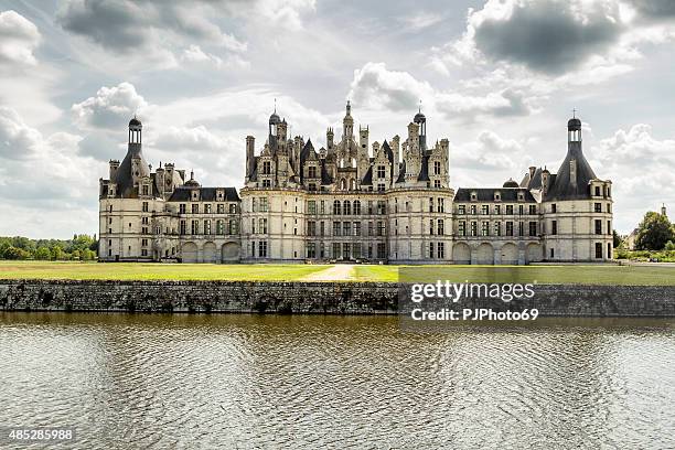 castello di chambord in francia-loire - blois foto e immagini stock