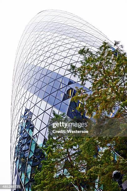 gherkin. swiss-re-tower. - wolkenkratzer swiss re tower stock-fotos und bilder