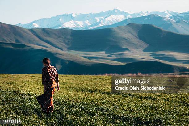 girl 近くの山々 - armenia ストックフォトと画像