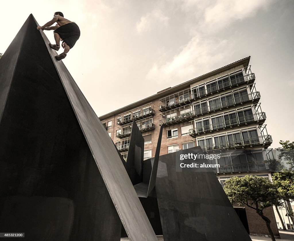 Jovem praticar parkour na cidade