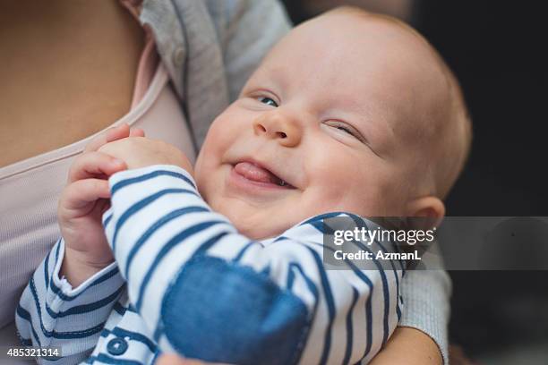 profitez dans les mains de la mère - bébé grimace photos et images de collection