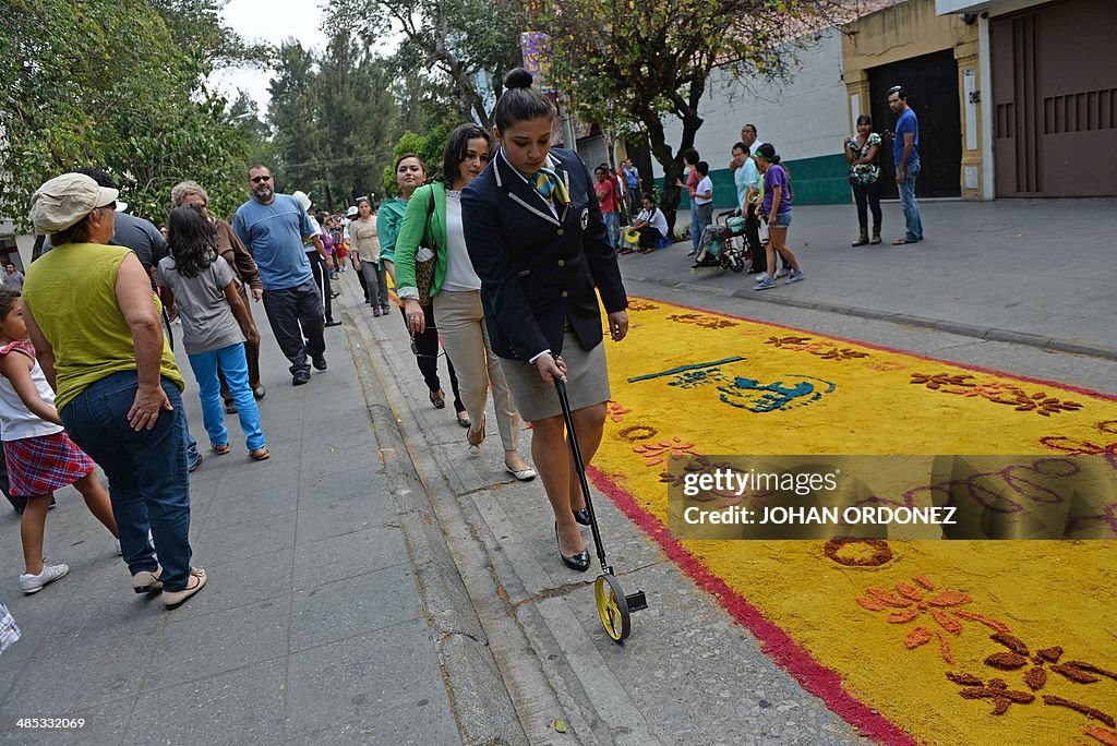 GUATEMALA-RELIGION-HOLY WEEK-GUINNESS-CARPET