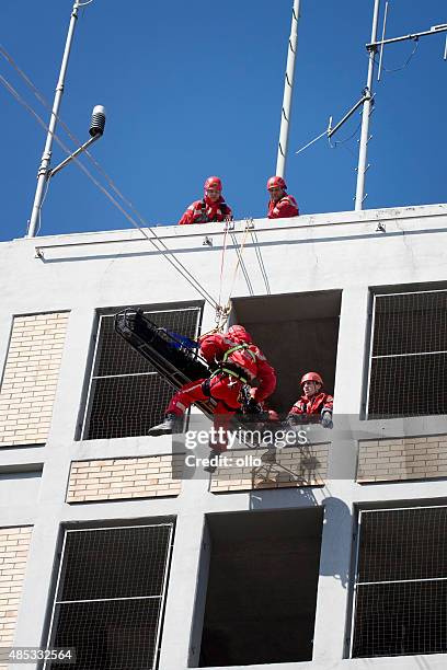 altura da equipa de resgate-feuerwehr wiesbaden - rope high rescue imagens e fotografias de stock