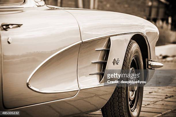 seitenansicht des geparkt chevrolet corvette cabrio 1959 sepia - 1950 1959 stock-fotos und bilder