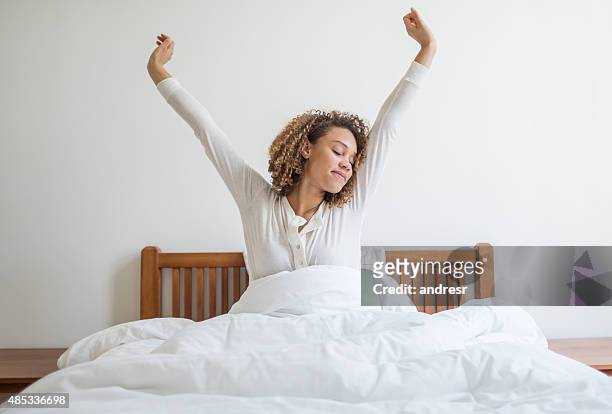 ベッドでのあくびをする女性 - good morning ストックフォトと画像