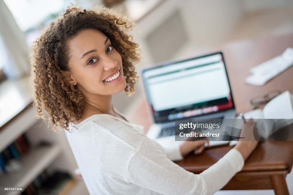 Mujer joven estudiar en su casa