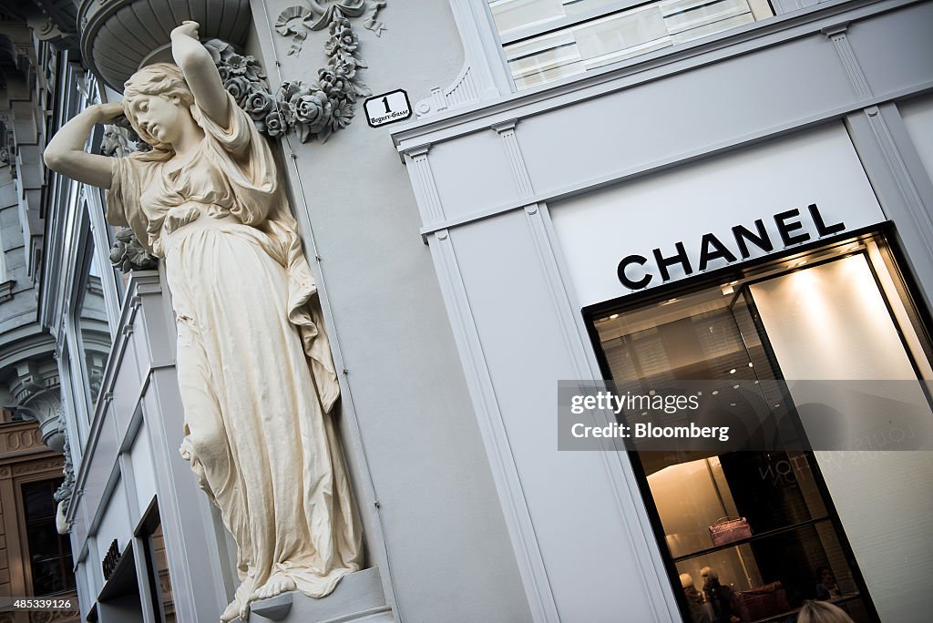 Retail and General Economy In Vienna As Tumble In Equity Markets Boosts Euro