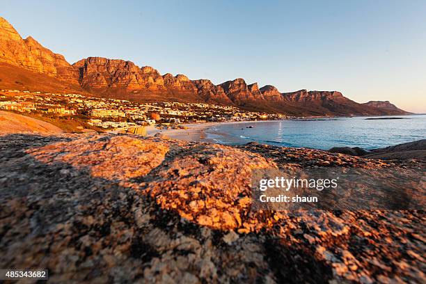 baía de campos e a 12 apóstolos - camps bay imagens e fotografias de stock