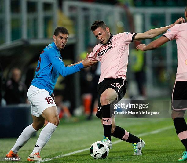 Giovanni Di Lorenzo of Reggina battles for the ball with Franco Vazquez of Palermo during the Serie B match between US Citta di Palermo and Reggina...