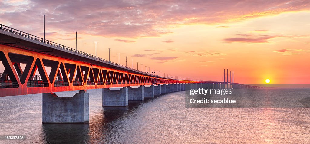 Oresundsbron Brücke bei Sonnenuntergang