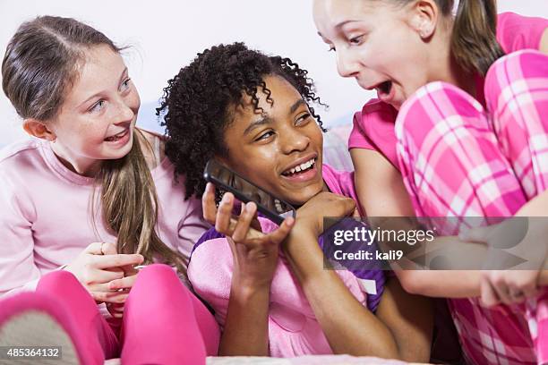 preteen multietnico al slumber party girls - girl 11 12 laughing close up foto e immagini stock