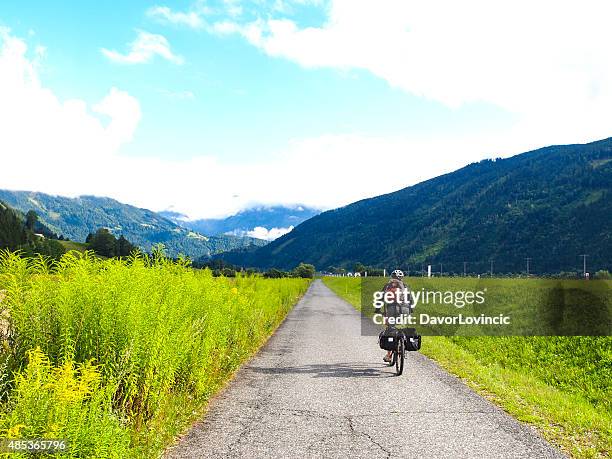 wiew von dwyryd fahrradweges mit biker nahe dellach, österreich - fahrradweg stock-fotos und bilder