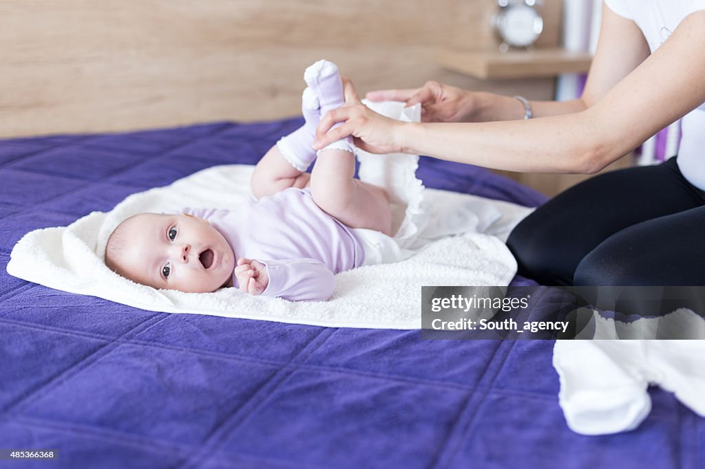 Junge Mutter ist wechseln Windeln und ihre Babys – Mädchen