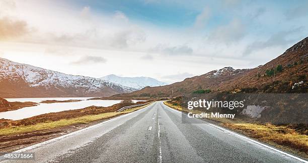 panoramablick auf den highway zur isle of skye, highlands von schottland - scotland highlands stock-fotos und bilder