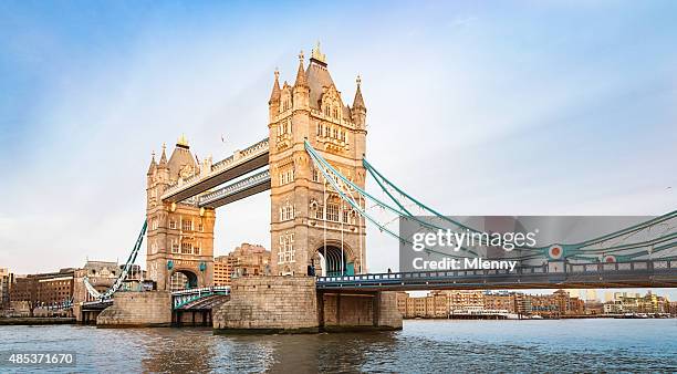 london tower bridge und die themse uk - fluss themse stock-fotos und bilder