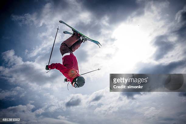 mann skispringen - freistil stock-fotos und bilder