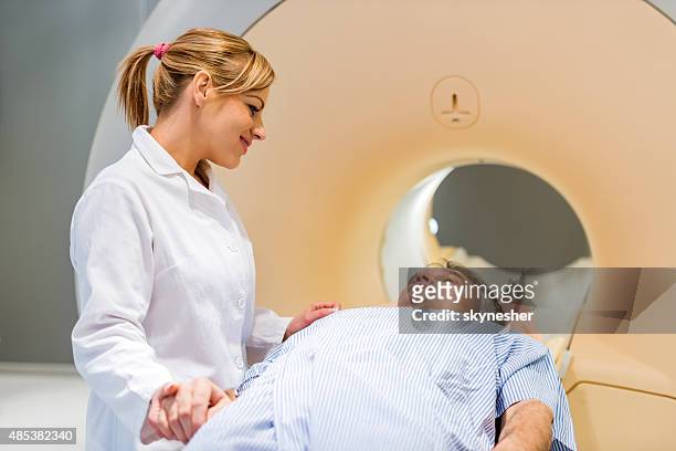 doctor consoling a patient before mri scan. - pet scan machine 個照片及圖片檔