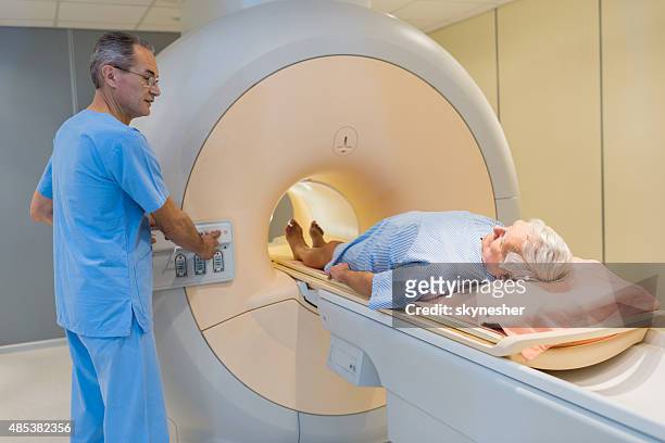 radiólogo con un paciente en la mri. - pet scan machine fotografías e imágenes de stock