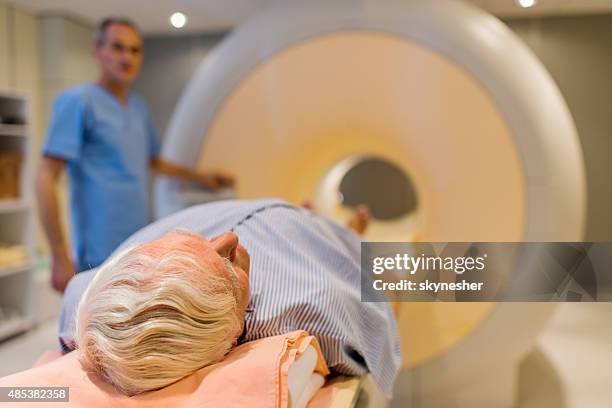 senior patient about to receive an mri scan. - pet scan machine 個照片及圖片檔