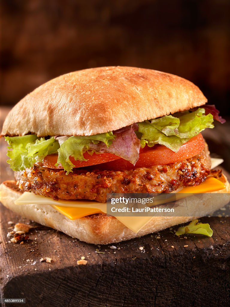 Ciabatta Cheeseburger con pomodoro e insalata mista