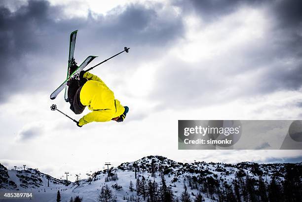 hombre salto de esquí - freestyle skiing fotografías e imágenes de stock