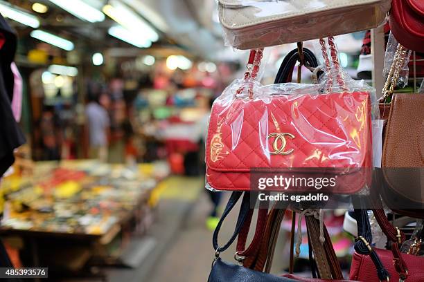 gefälschte taschen in malaysia - louis vuitton modelabel stock-fotos und bilder