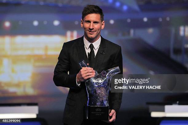 Barcelone Argentinian striker Lionel Messi poses with the trophy of Best Men's player in Europe at the end of the UEFA Champions League Group stage...