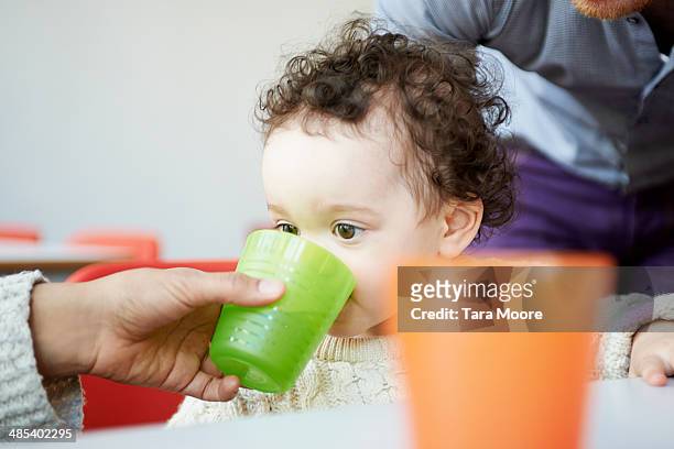 child drinking from cup - baby cup fotografías e imágenes de stock