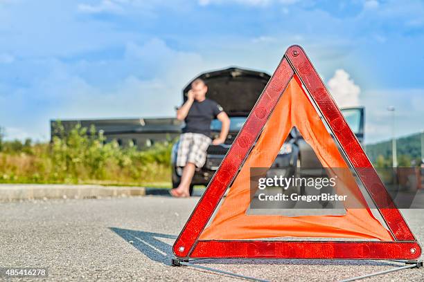 triangle d'avertissement rouge - roadside photos et images de collection