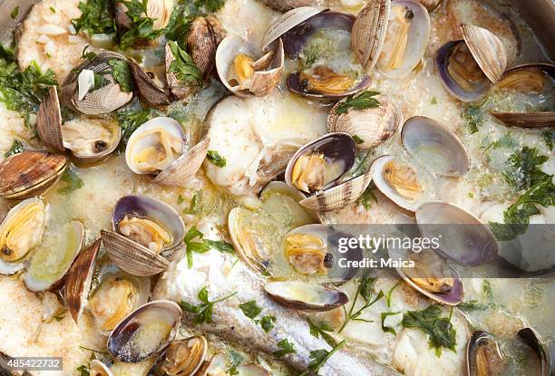 deliciosos estofado de pescado primer plano - merluza fotografías e imágenes de stock