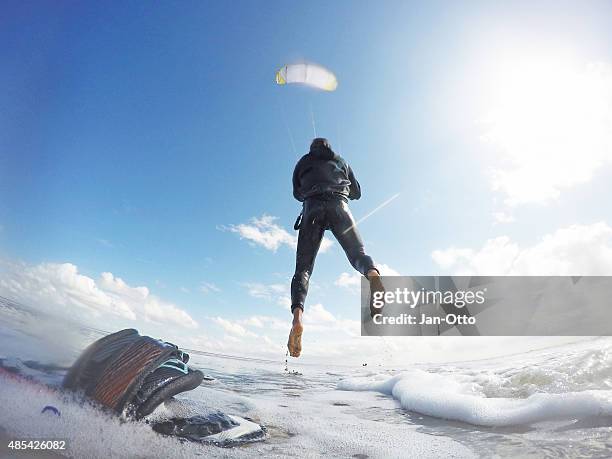 kitesurfer lançamento em st.peter-ording, alemanha, gopro imagem - sankt peter ording - fotografias e filmes do acervo