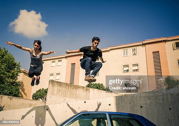 practicar parkour en la ciudad - girl floating above city fotografías e imágenes de stock