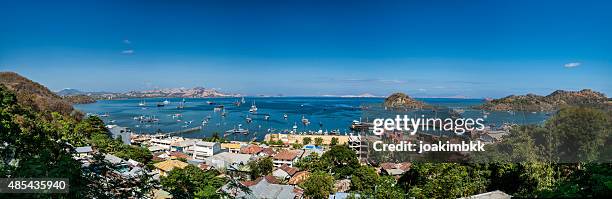 vista panorâmica de labuan bajo porto de flores - nusa tengara oriental imagens e fotografias de stock