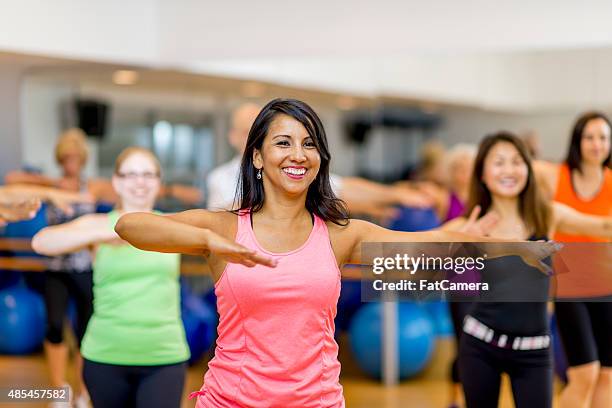 dance fitness gym class - group gym class stock pictures, royalty-free photos & images