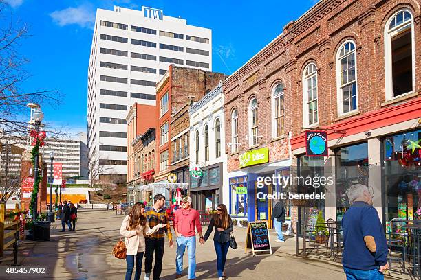 knoxville, tennessee, centro de la ciudad de las personas de a pie a market square - knoxville tennessee fotografías e imágenes de stock