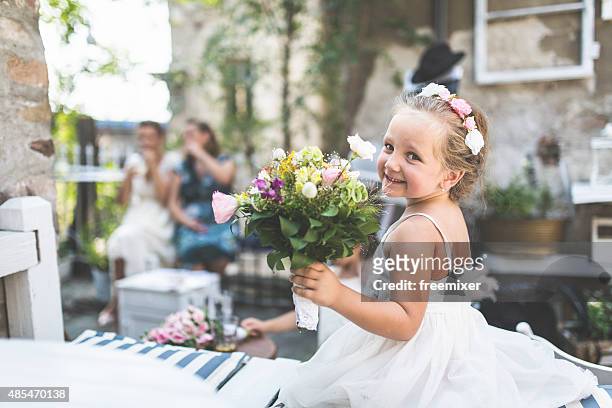 petite fille habillée comme la mariée - bridesmaid dress photos et images de collection