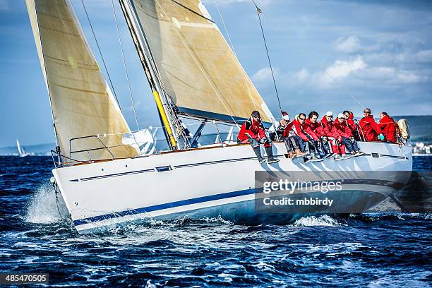 segeln crew auf segelboot während der regatta - crew stock-fotos und bilder