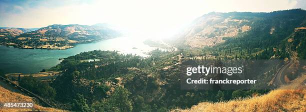 rowena crest curve road in oregon and panoramic view - hood river valley 個照片及圖片檔