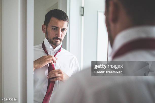 groom getting ready - stropdas stockfoto's en -beelden