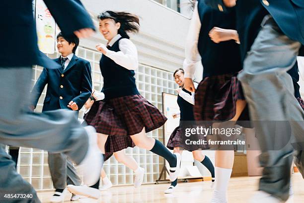 japonés school girl racing los niños con huella en cruz - high school student fotografías e imágenes de stock