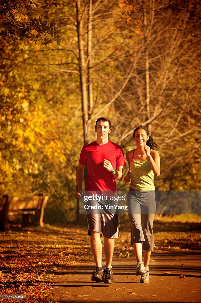 Läufer Joggen zusammen im Herbst Park