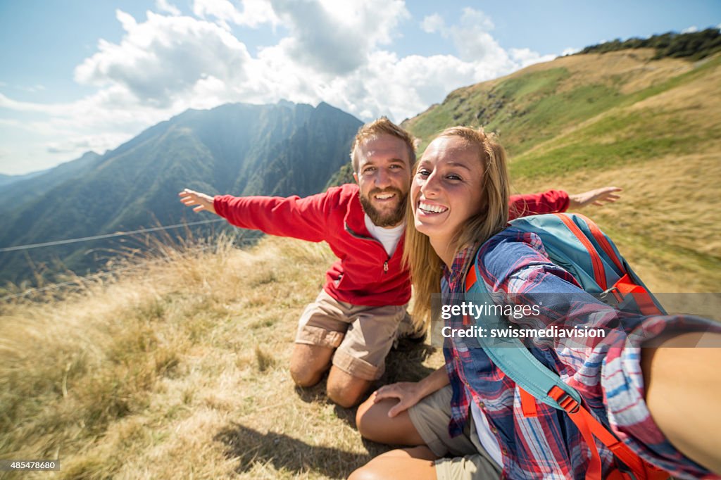 Junge Erwachsene Wandern selfie von oben auf die Berge