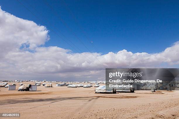 zaatari syrian refugee camp, jordan - refugee camp jordan stock pictures, royalty-free photos & images