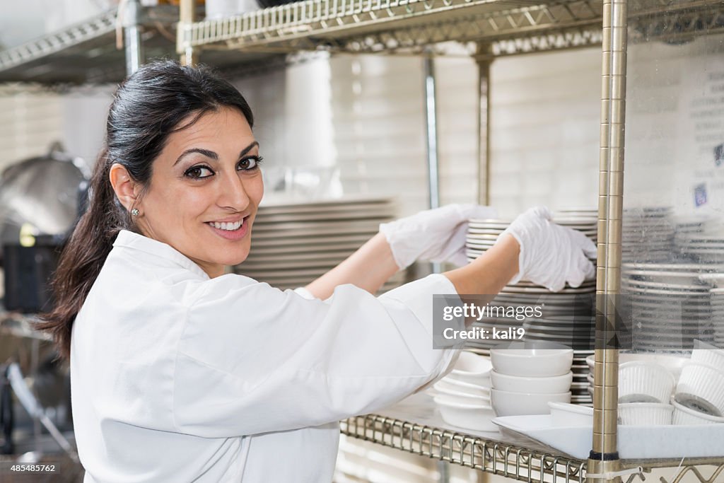 Arbeiter im restaurant tragen Stapel von Platten