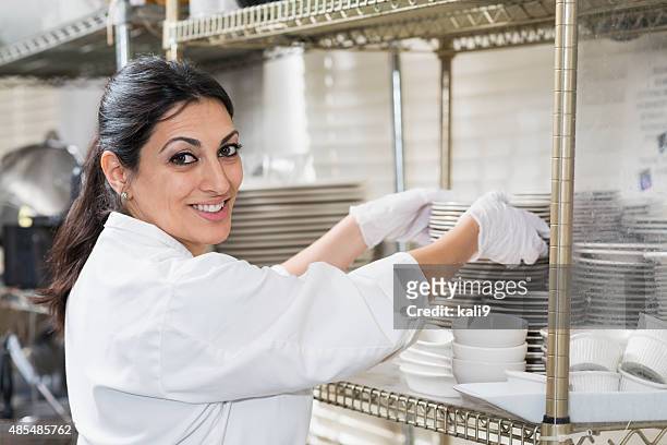 arbeiter im restaurant tragen stapel von platten - essgeschirr stock-fotos und bilder